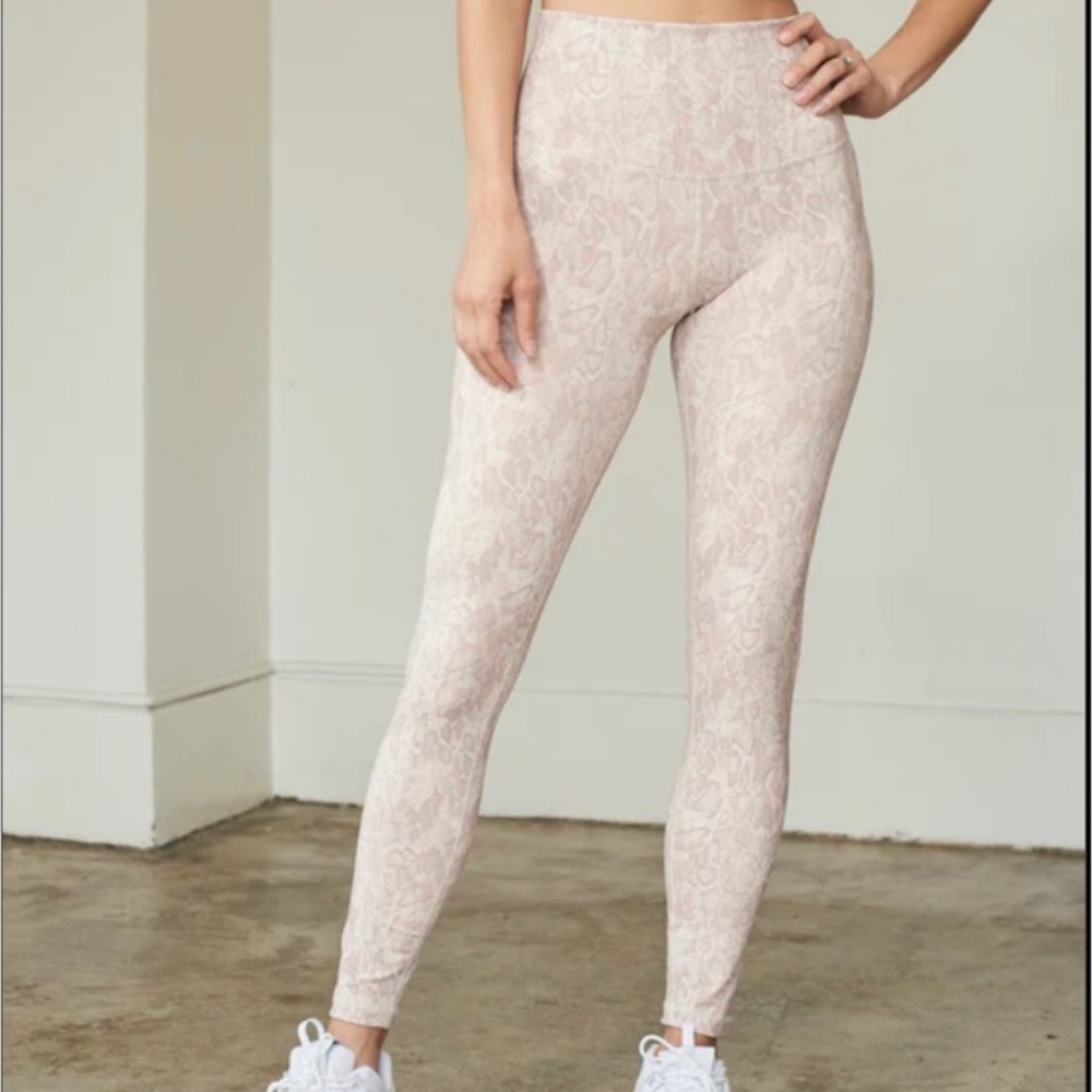 DYI Womens workout leggings. Tight Animal Reflection Sand Size XS NWT